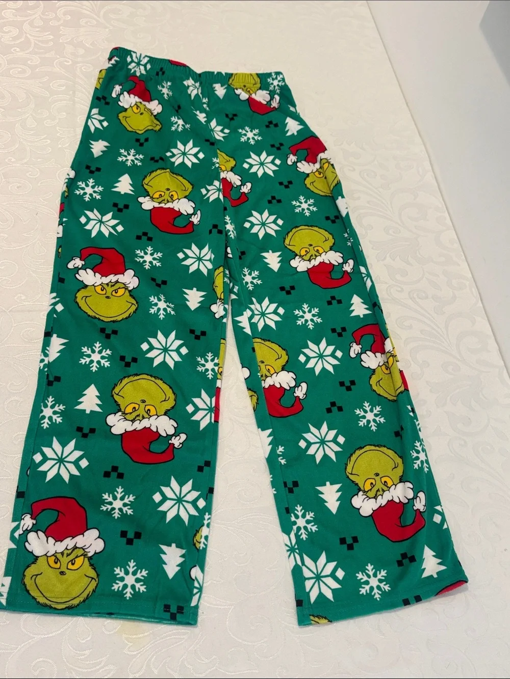 🎄Komar kids Grinch Print Pajama Set with Red Socks. Size 8.